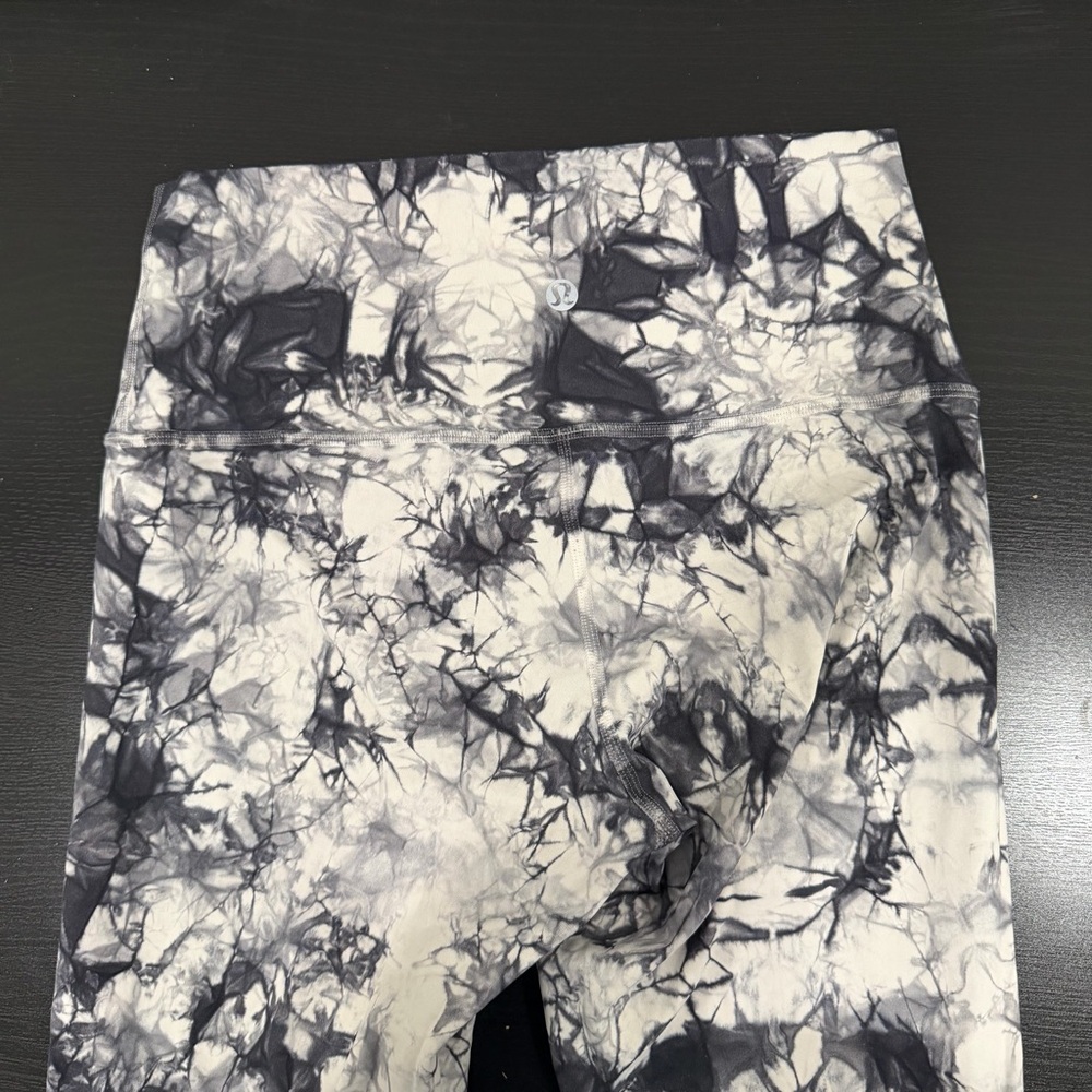 lululemon wunder under leggings - 25 inch inseam - size 6 - luxtreme - Picture 3 of 3